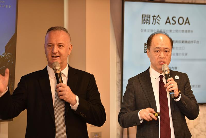 AIT高宇文副組長（左）分享美國投資環境，期盼透過「SelectUSA」深化台美經貿合作；ASOA嚴樹芬會長（右）提醒企業赴美前應盤點自身資源並擬定完善商業計畫，以高效取得州政府支持。