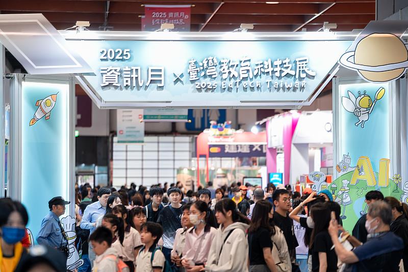 114資訊月暨臺灣教育科技展活動現場人潮滿滿，熱鬧非凡。