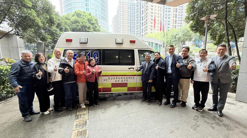 局長與捐贈者於救護車前合影。