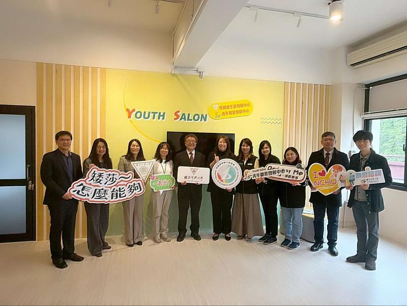 中彰投分署劉秀貞分署長為興大「Youth Salon」旗艦館按讚。
