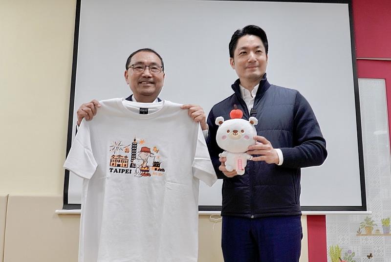 侯友宜致贈「新北愛小孩吉祥物熊果」予蔣萬安,象徵雙北攜手守護孩子「平安長大」,蔣萬安則致贈史努比T恤、帽子等聯名周邊。