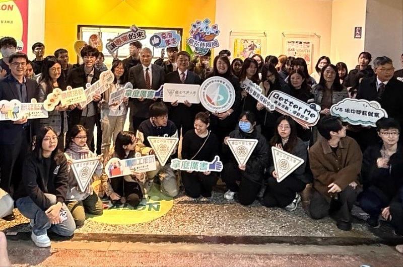 中彰投分署劉秀貞分署長與中興大學師生在興大「Youth Salon」旗艦館合影。