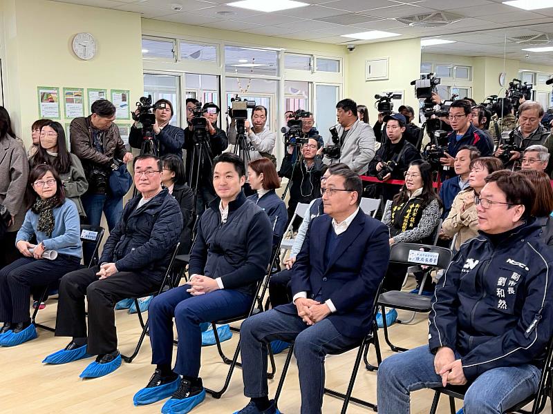 雙北市府交流公共托育政策,新北市長侯友宜與臺北市長蔣萬安9日偕同新北市副市長劉和然、臺北市副市長李四川、林奕華等人,前往新北市公共托育中心參訪交流。