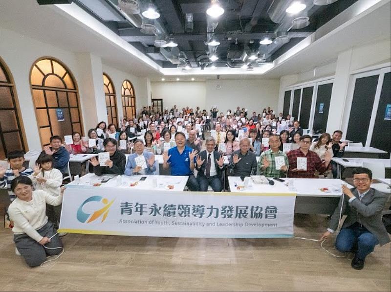 身為會計專家學者的東海大學教授許恩得8日在台中禾康消防企業總部,發表其年度力作《人生會計學》。