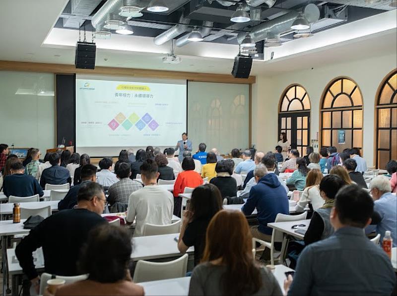 這場新書發表暨講座勉勵青年應秉持「超越自己、成就眾人」的精神，將個人的成長轉化為共好的社會影響力。