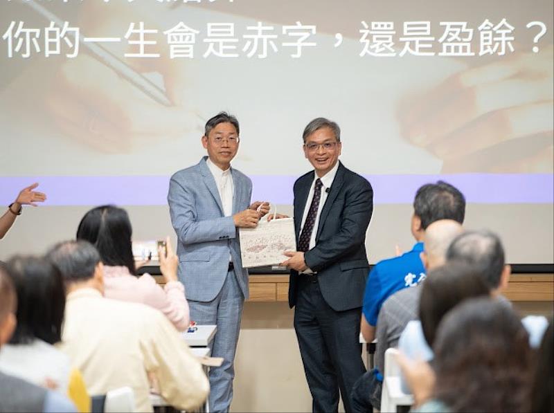 周學鏵理事長（左）稱許說，許恩得教授（右）的新書，透過會計就是人生的概念，解讀會計不應只是冷冰冰的金錢紀錄，而是經營人生的溝通語言。