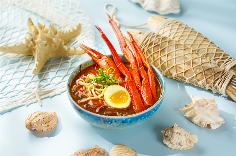 嚴選松葉蟹與鮮蝦慢火熬製湯頭，風味濃郁鮮甜，搭配現煮拉麵呈現層次豐富的海味精華，為敘日全日餐廳「沖繩假期．海味盛宴」期間限定的現點現做招牌料理之一。（圖／六福旅遊集團提供）
