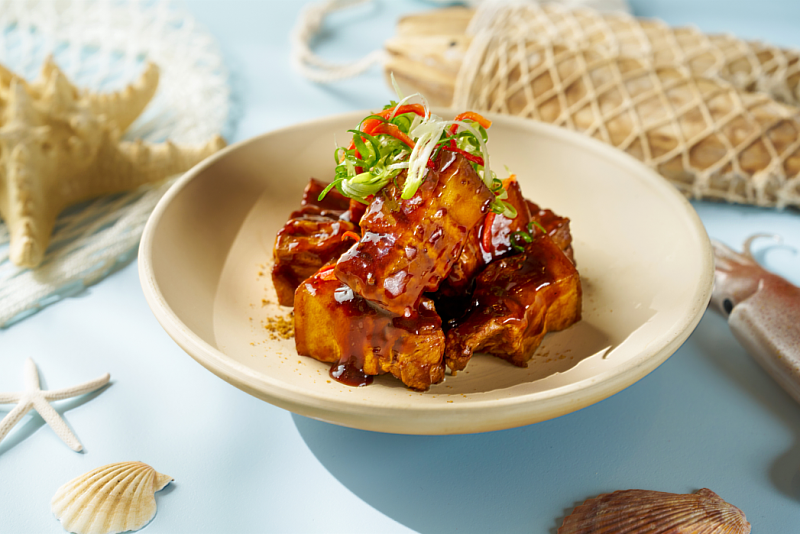 沖繩黑糖味噌滷豚肉選用黑糖與味噌慢火燉煮，肉質軟嫩入味、風味溫潤回甘，展現沖繩料理樸實而富層次的家常魅力。（圖／六福旅遊集團提供）