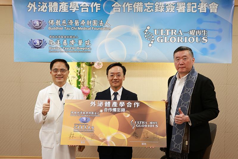 花蓮慈院院長林欣榮(左)與一曜再生董事長李冠緯(右)代表簽署合作意向書,以及花蓮慈院基因暨幹細胞研製中心主任孫立易(中)。