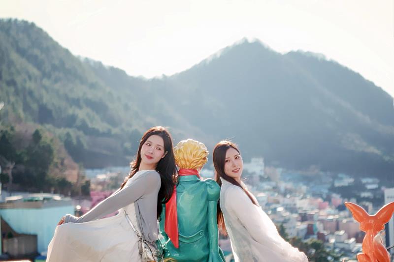 珉貞與晧禎以亮眼舞台表現與自然親和魅力累積高度人氣，其中晧禎更是釜山人，對城市有著深厚情感。