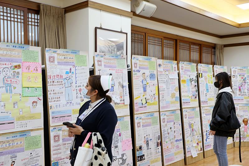 這次共展出40件作品，並精選4位護理同仁分享照護歷程。