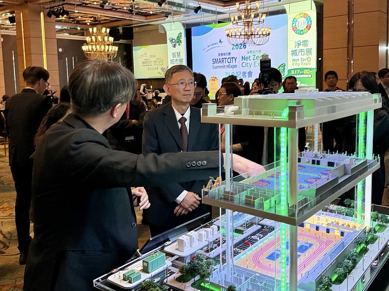 二、桃園市副市長王明鉅(右)蒞臨遠傳攤位,由遠傳資訊暨數位轉型科技群智慧城市解決方案部協理張文津(左)接待。
