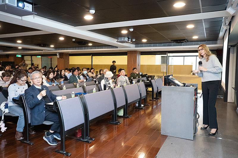 文化大學商學院舉辦大師講座，邀請露西亞．蘭格代表與師生面對面對談，現場討論熱烈，學生踴躍提問。