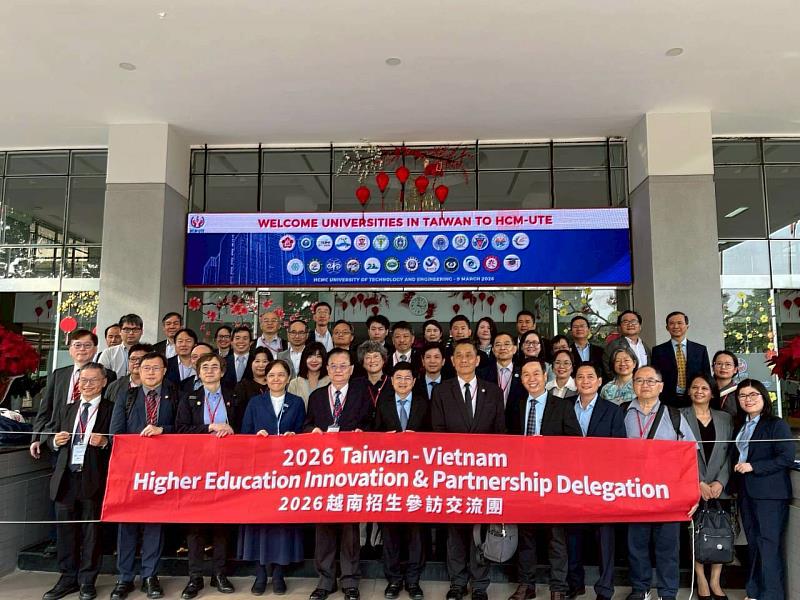 佛光大學近日隨同海外聯合招生委員會主委蘇玉龍率領的「2026年越南招生參訪交流團」，前往越南胡志明市與多所重要大學進行交流。