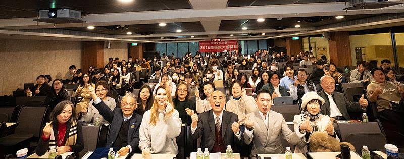 文化大學商學院大師講座活動圓滿舉行，露西亞．蘭格代表與校內師生及來賓合影留念。