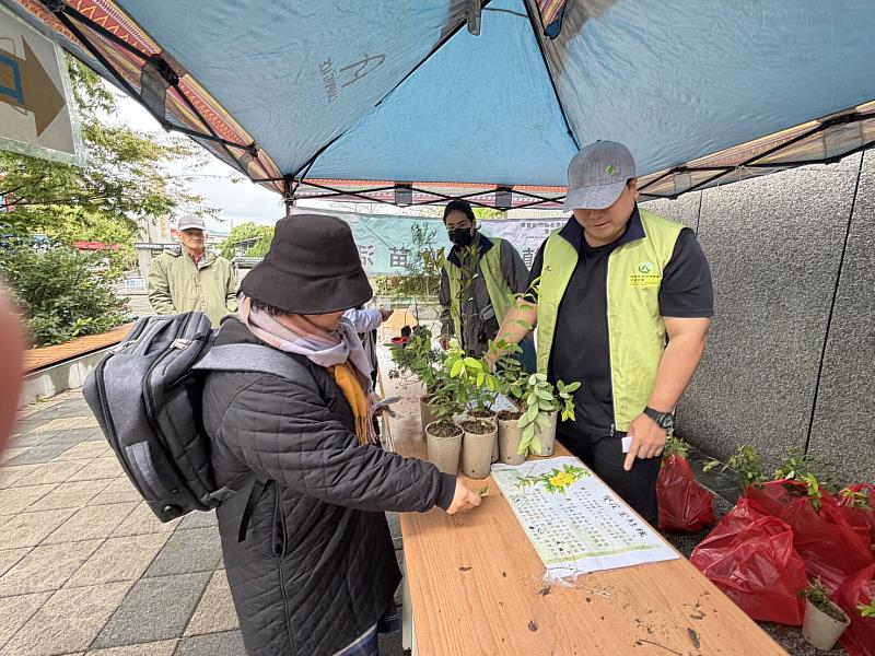 林業保育署花蓮分署玉里工作站10日上午在瑞穗生態館舉辦「原地扎根、韌性森活」植樹月贈苗活動。