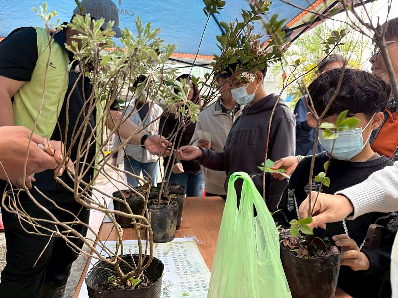 林業保育署花蓮分署玉里工作站10日上午在瑞穗生態館舉辦「原地扎根、韌性森活」植樹月贈苗活動。