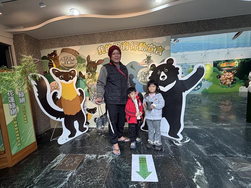 林業保育署花蓮分署玉里工作站10日上午在瑞穗生態館舉辦「原地扎根、韌性森活」植樹月贈苗活動。