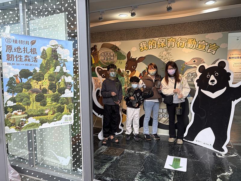林業保育署花蓮分署玉里工作站10日上午在瑞穗生態館舉辦「原地扎根、韌性森活」植樹月贈苗活動。