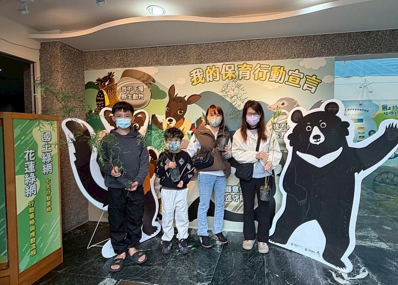 林業保育署花蓮分署玉里工作站10日上午在瑞穗生態館舉辦「原地扎根、韌性森活」植樹月贈苗活動。