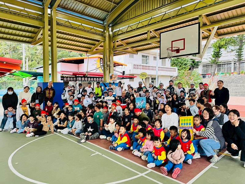 環島騎行謝311恩情！一青妙率團抵台東