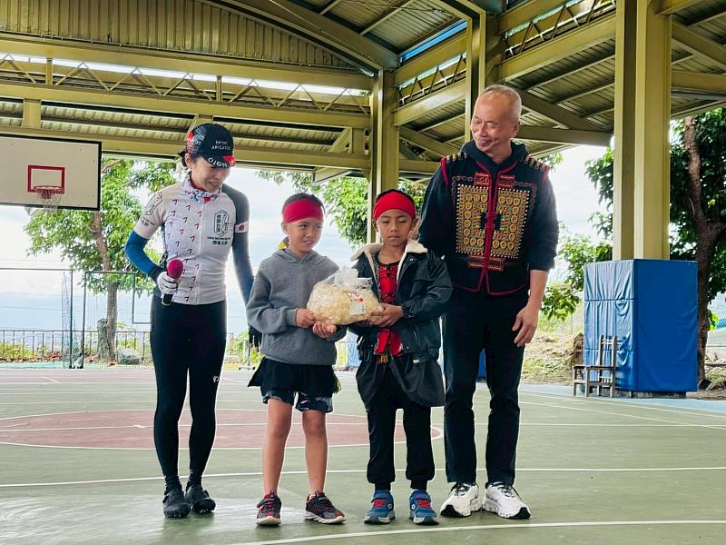 環島騎行謝311恩情！一青妙率團抵台東