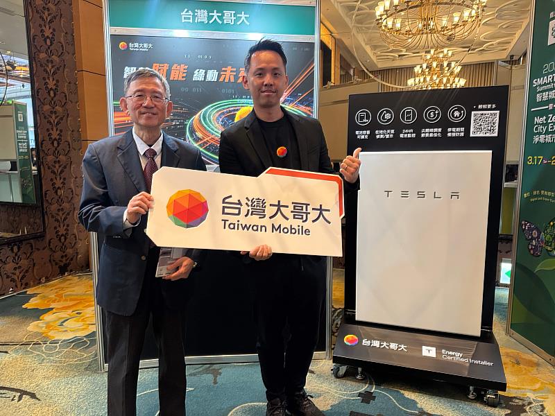「2026智慧城市展」今日舉行台北展前記者會，桃園市王明鉅副市長（左）特赴台灣大哥大展位參觀，深入了解台灣大在智慧城市領域的應用與發展。