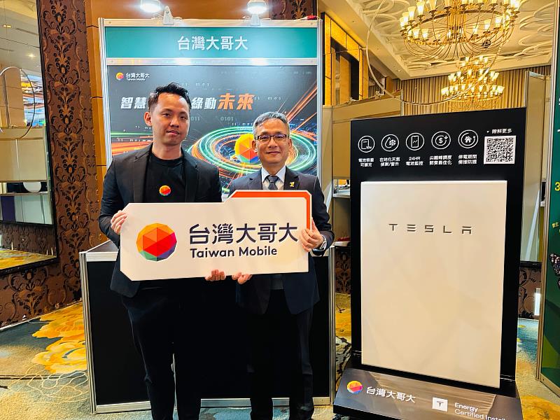 台灣大哥大於「2026智慧城市展」台北展前記者會中，展出「智慧儲能」Tesla Powerwall，以及「智慧移動網」Taiwan Mobility；台北市張溫德副市長（右）亦特赴台灣大哥大展位參觀。