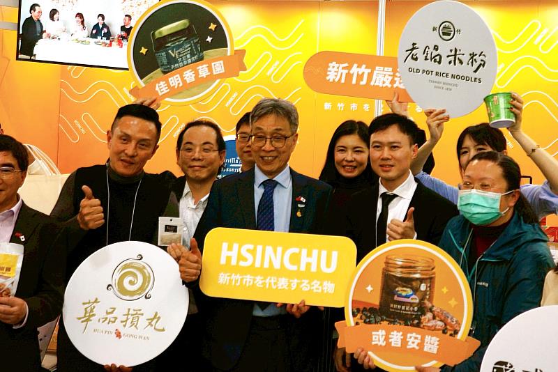 農業部長陳駿季親臨新竹市政府攤位。