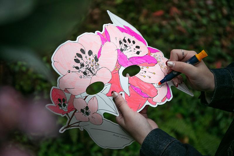 民眾親手彩繪出專屬的阿里山風格面具，戴上屬於自己的春日記憶。