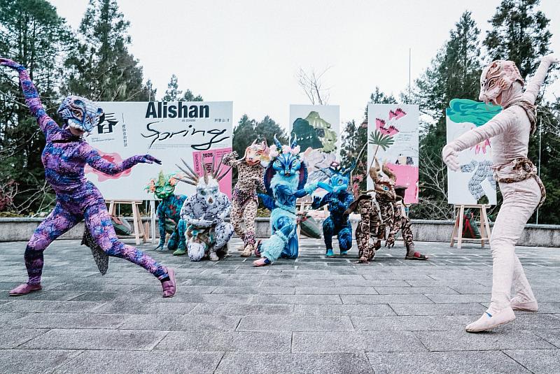 光鍊劇團帶來《山谷幻境・神獸樂舞》，以面具藝術融合自然山林，帶領遊客走進奇幻春日之旅。