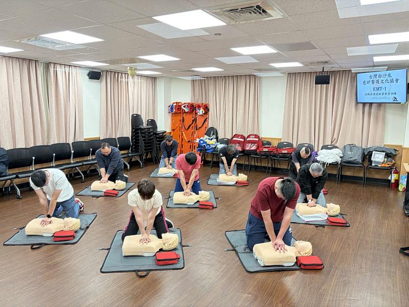EMT-1初學員基本救命術(CPR)操作。