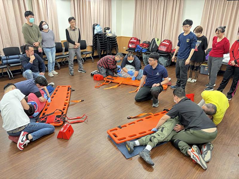 傷患搬運等實務操作訓練。