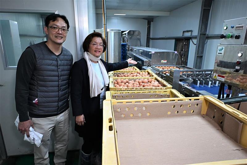 縣長參訪全佑牧場。 
