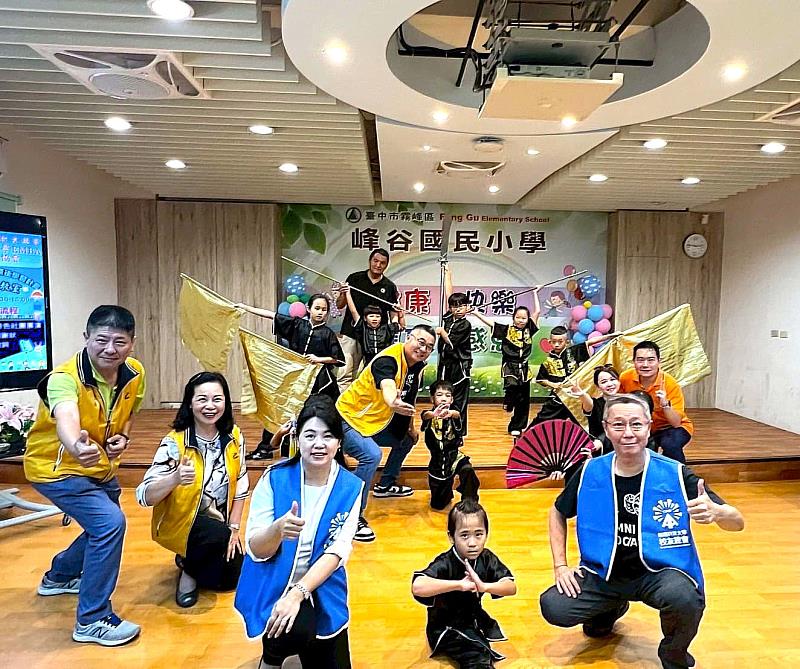 為關懷偏鄉學童，朝陽EMBA經營管理協會捐助霧峰峰谷國小課後輔導社團器材，公益不落人後。