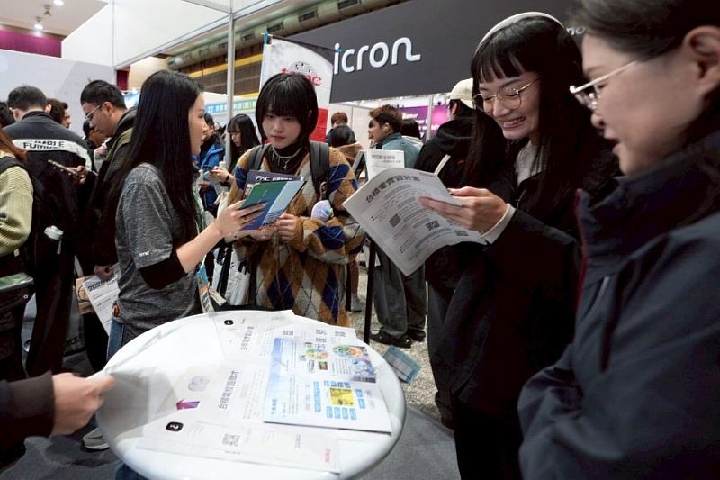 逢甲大學「2026 年校園企業徵才媒合會」首日吸引逾千位校內學生、校友或中部地區各大專校院學生及中科求職者參與。