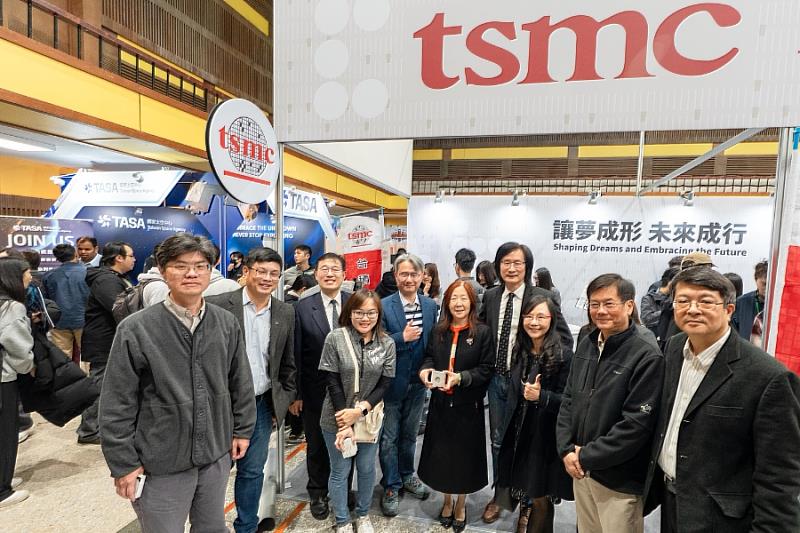 台積電連續第13年至逢甲大學徵才。逢甲大學校長王葳（右5）偕同主管至活動現場，與參與企業針對入校招募學子現況進行交流。