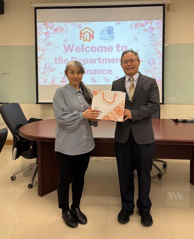 兩校相互交換禮物。