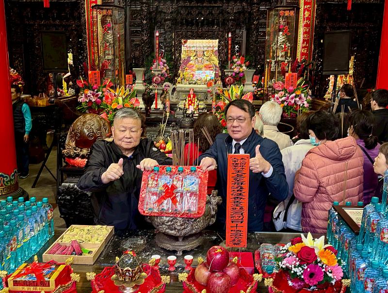 臺鹽公司董事長丁彥哲(右)與大甲鎮瀾宮董事長顏清標(左)共持台塩海洋鹼性離子水過爐,祈求大甲媽遶境活動平安順遂!