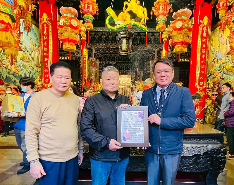 響應今年遶境主題「善」，臺鹽加碼捐贈200箱「台塩海洋純水」予大甲鎮瀾兒童家園，由大甲鎮瀾宮董事長顏清標（中）代表發贈感謝狀予臺鹽公司董事長丁彥哲（右）。