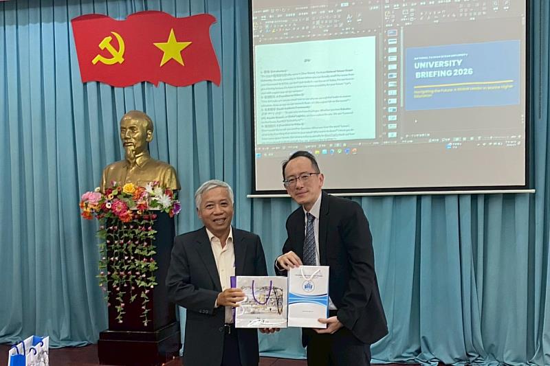 海大副國際長楊智傑教授與芽莊大學漁業與生命科學學院院長 Prof. Trang Si Trung交換紀念品。