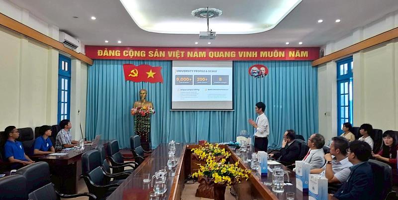 海大國際事務處張正賢專員進行招生說明。