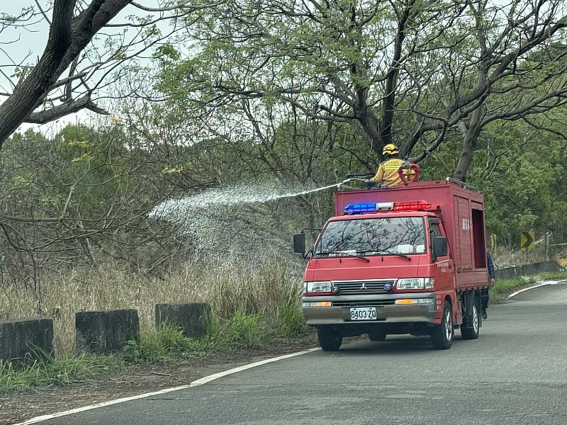 於公墓周圍重點區域噴灑環保生物阻燃劑。