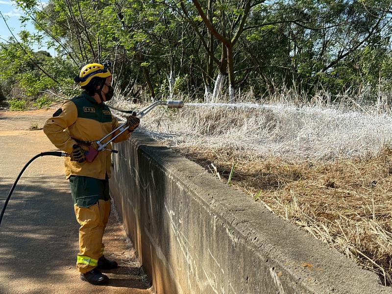 噴灑環保阻燃劑形成隱形防火牆， 降低雜草延燒機率。
