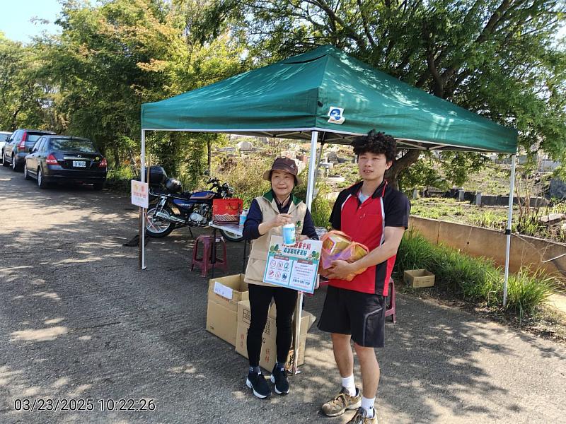 民眾參與金紙集中處理可兌換限量宣導品。