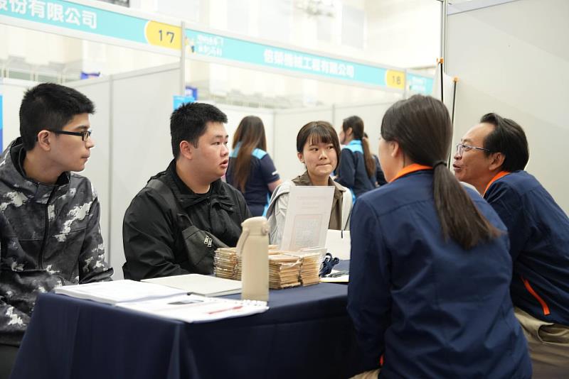 博覽會現場互動熱絡，學生積極向企業人資詢問職缺詳情。