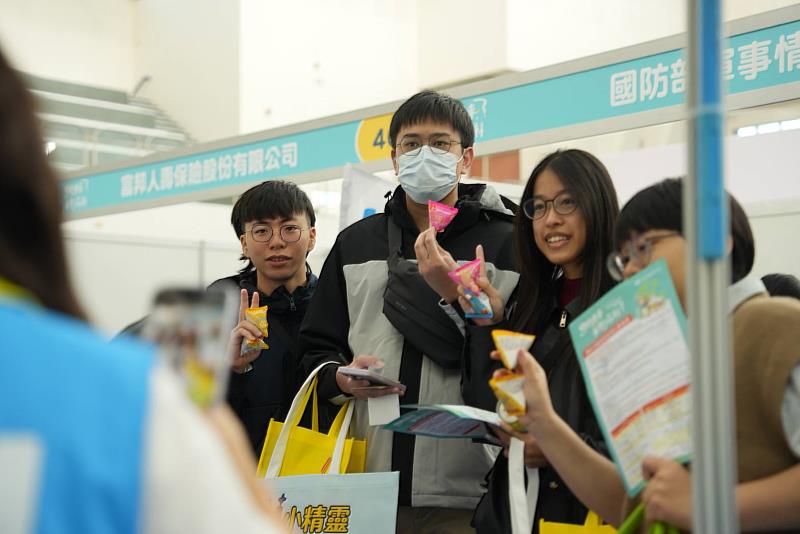 學生完成企業諮詢後參與集章抽獎活動，現場氣氛熱絡，展現校園求職行動力與職涯探索熱情。