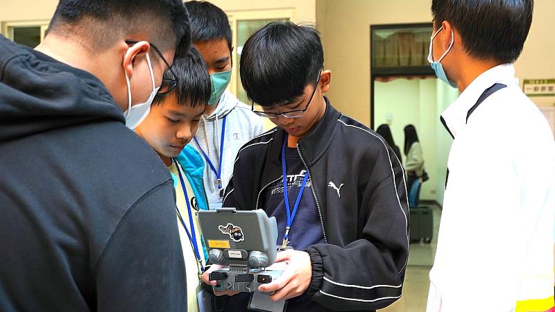 親手讓無人機動起來，現場學員們專注的臉龐上滿是興奮與驚奇（下）。