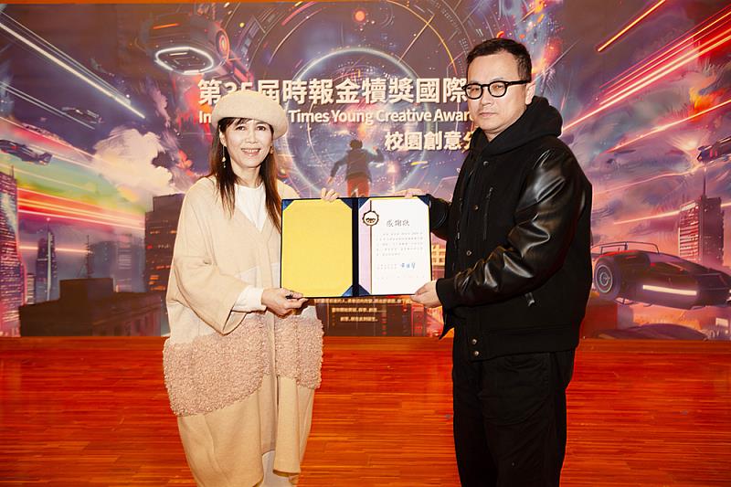 文化大學黃惟馨院長(左)感謝產業界走入校園。右為金犢獎評審委員/艾斯傳媒執行創意總監黃天敏。