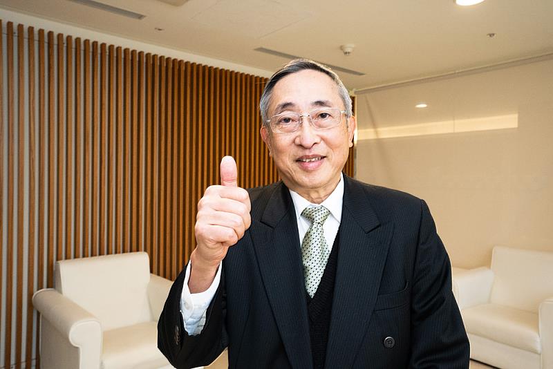 文化大學校友王丰勉勵學弟妹培養閱讀與思考習慣，別只滑手機，透過觀察與學習累積視野，為未來發展奠定基礎。